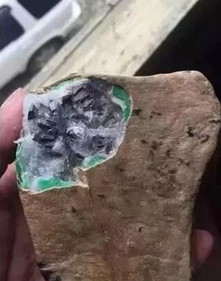 【翡翠】用一套房子的钱买翡翠原石,切开后旁边人全傻了,货主哭到无法呼吸