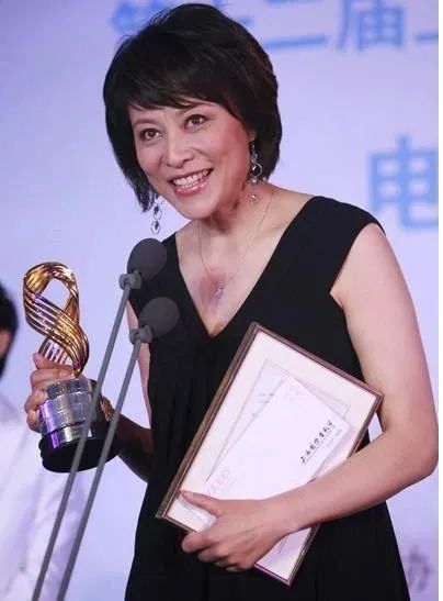 张嘉译■她是张嘉译的“前妻”，患癌后遭丈夫抛弃，今女儿靠跑龙套养她