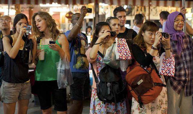 「泰国旅游」泰国旅游遇国王出行，当地人已经跪着，中国游客要怎么“操作”？