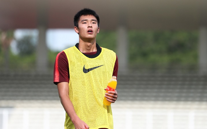 广州恒大▲恒大迷之操作，与21岁青训金靴续约8个月，将随U23队征战中乙联赛