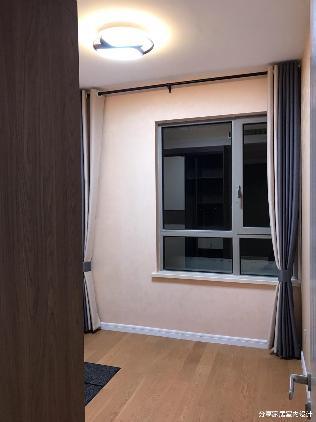 []夫妻俩装修的新房，不要吊顶，卧室定制了“飘窗”柜非常实用！