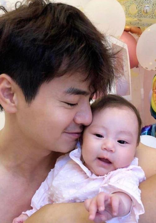 |晒晒杨怡在香港的豪宅,每个窗户都能看海景,装修却连吊顶也不做