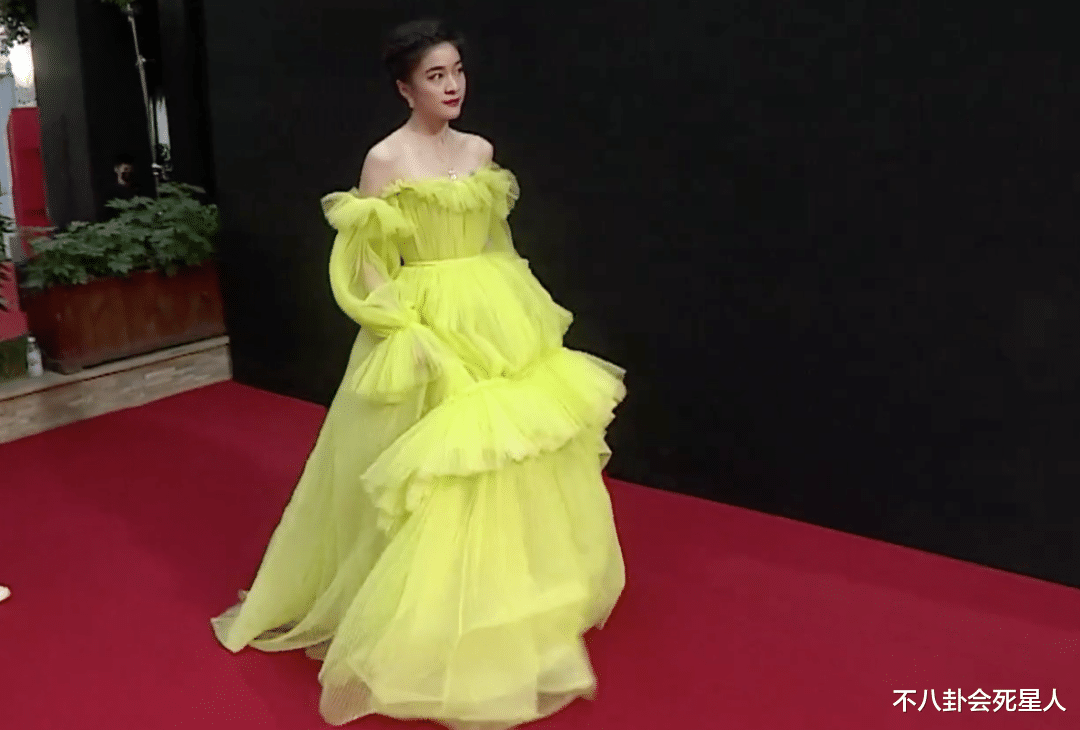 赵露思|ELLE红毯状况多:张嘉倪耳环掉了,赵露思腿粗,戚薇礼服像垃圾袋