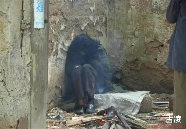 「」中国第一懒人杨锁18岁成孤儿, 不会洗衣做饭, 23岁活活饿死家中