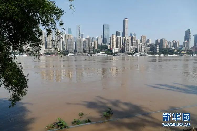 重庆晚报|直击洪峰过境，重庆朝天门码头被淹没