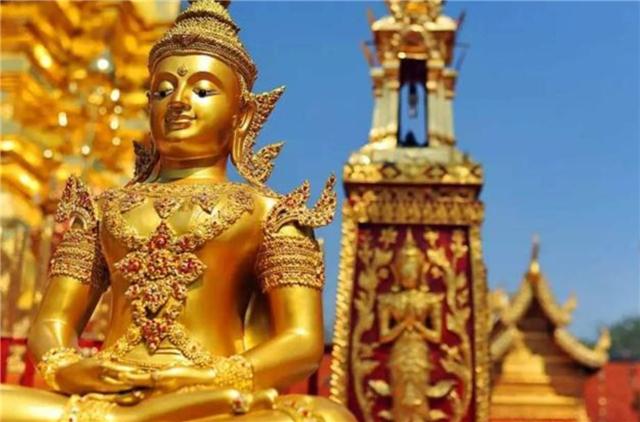 「佛教」重达5.5吨的泥佛被遗弃200年，工人搬运时摔裂现真身：无价国宝