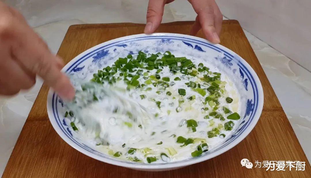 「大米」大米又出新吃法，撒1把葱花，教你做特色油炸饼，比鸡蛋饼还好吃