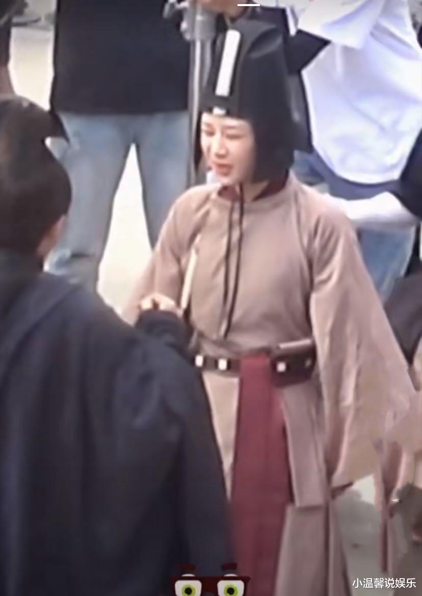 杨紫|杨紫《青簪行》演“太监”！离开滤镜胖成了球，和导演对戏打闹不停