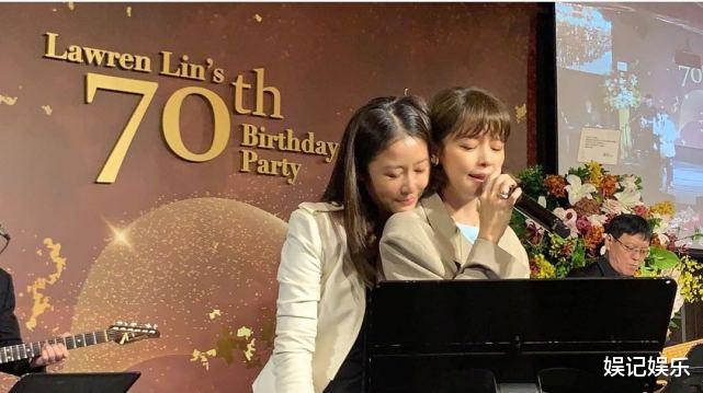 林心如|霍建华搂林心如拍照，动作霸气又甜宠，用歌词跟老婆表白太有心