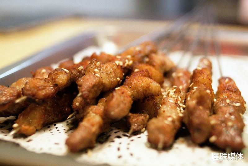 肝脏|不想被肝病“缠上”，这3种食物可得少吃，看完赶紧拉入黑名单