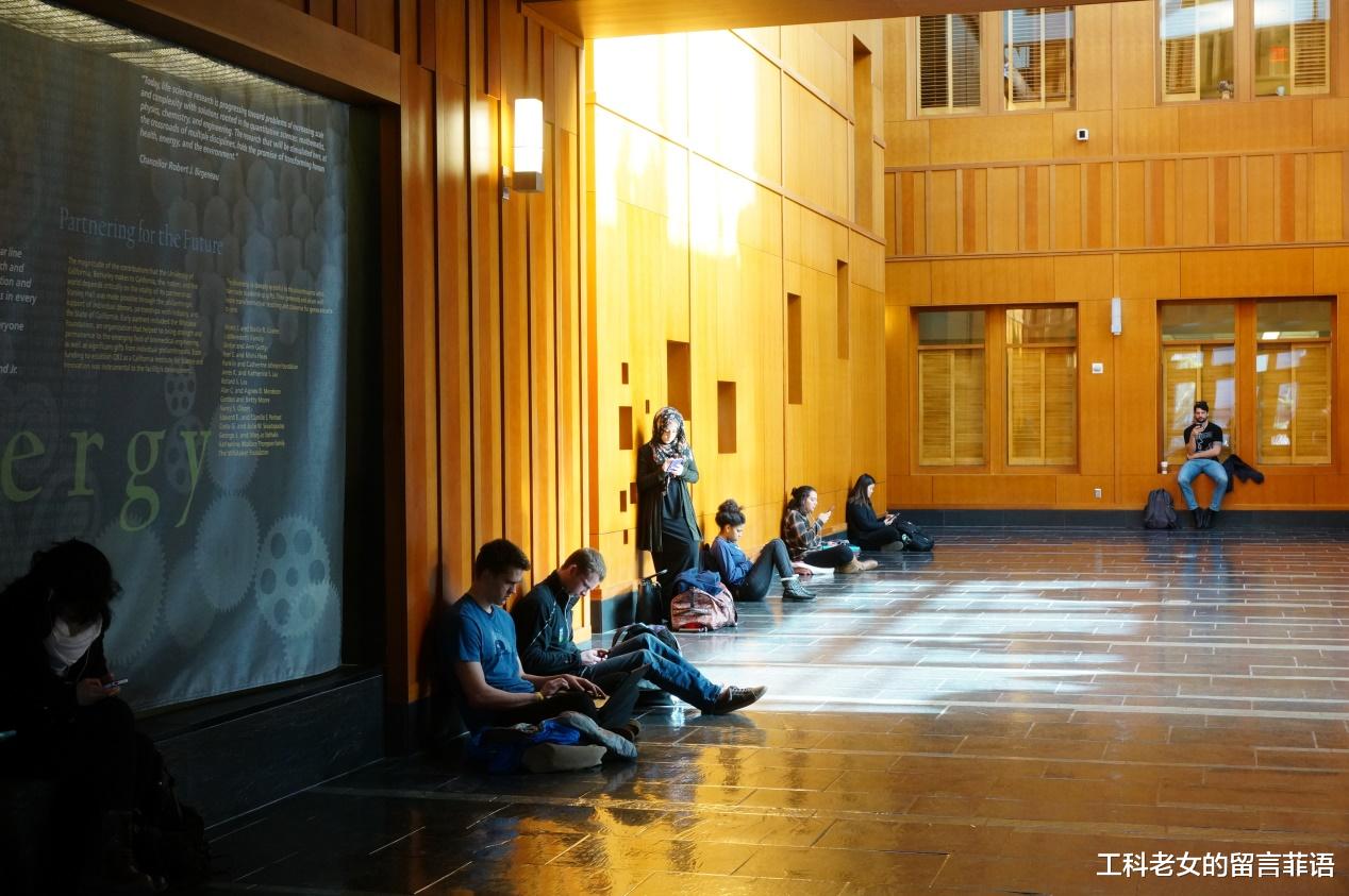 高校|顶尖高校学生怪，爱坐教室外的地上看书