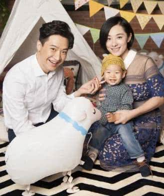 「刘璇」“体操皇后”刘璇41岁怀二胎，丈夫陪伴挺巨肚现身，身体素质超强走路带风