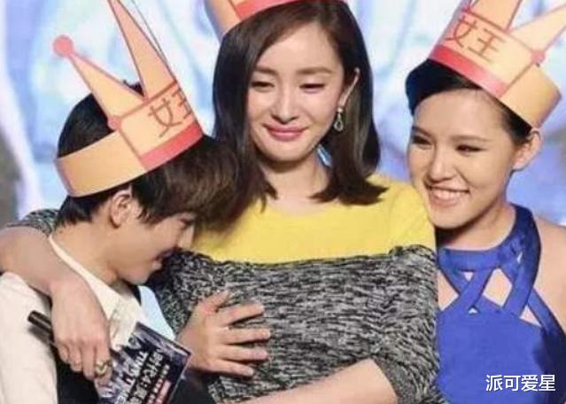 戚薇@世上“最尴尬”的明星合影,看到照片,网友:戚薇摸你哪呢?