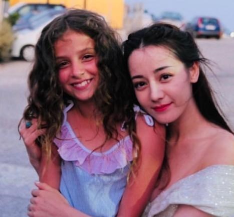 明星|路人明星的合影，王一博让人羡慕，热巴颜值高，看到杨颖：脸盲了