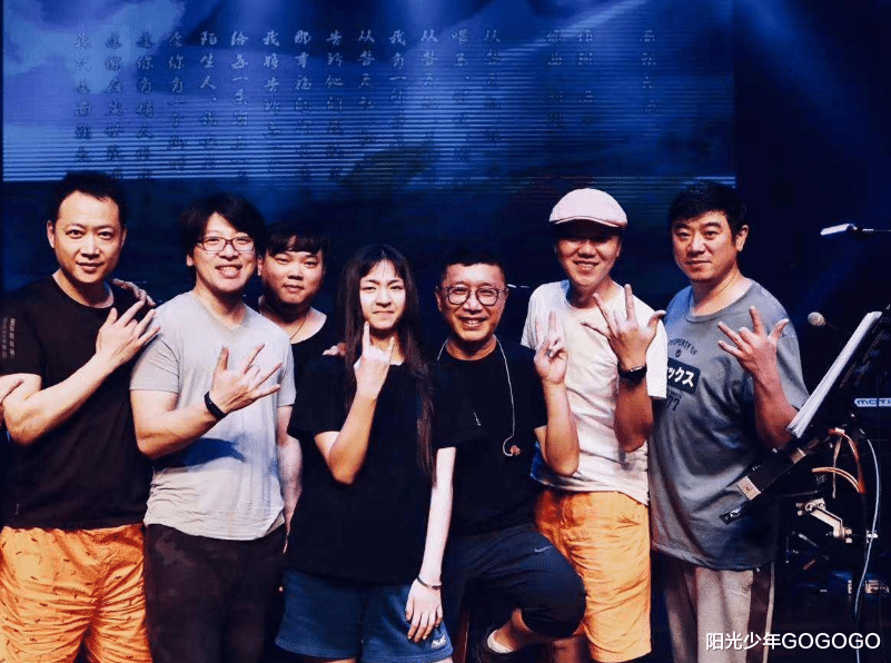 @他的歌很有思想，总能抓住人心，成为了真正的流行歌曲