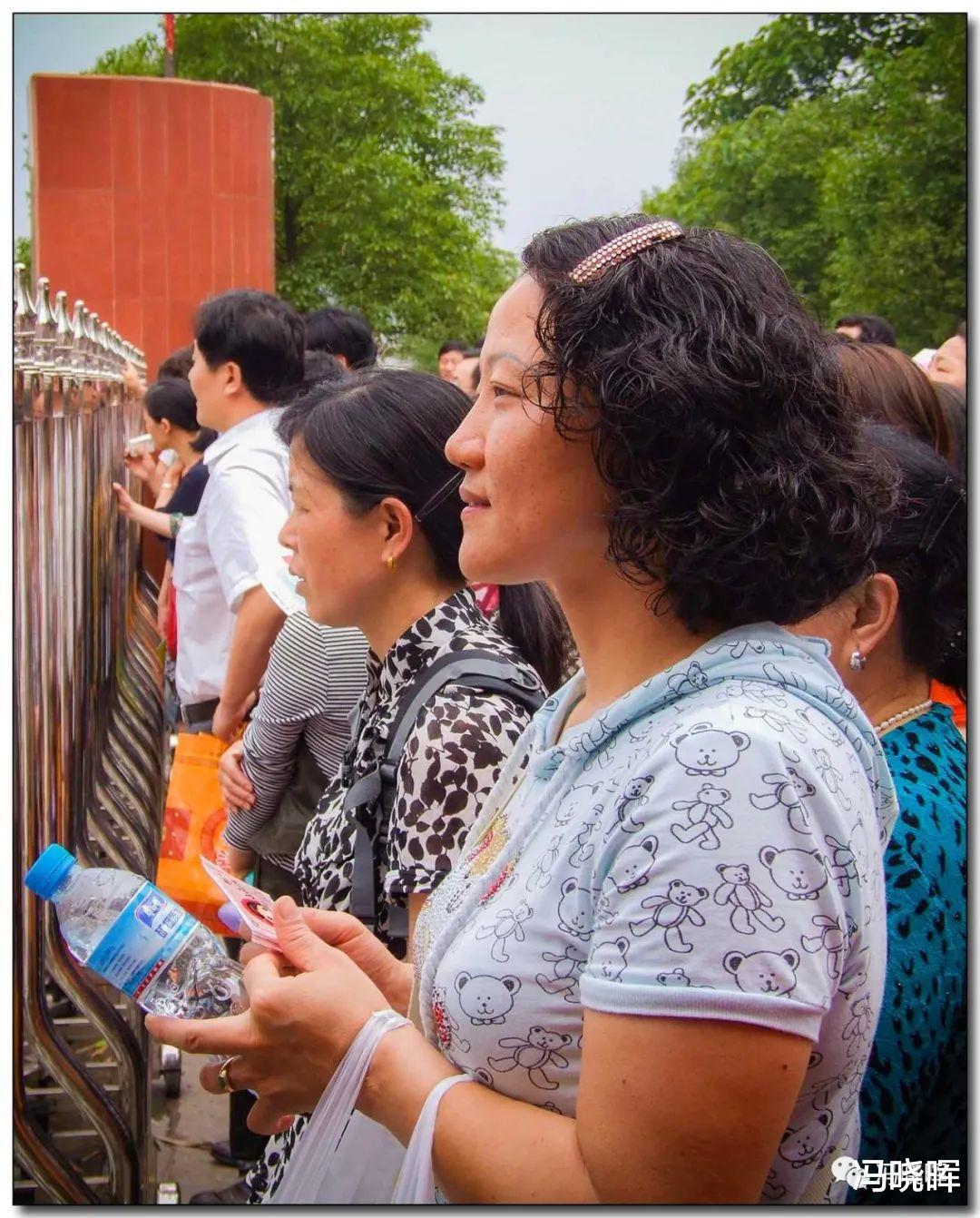 「萍乡」高考日,在考场外等待的母亲