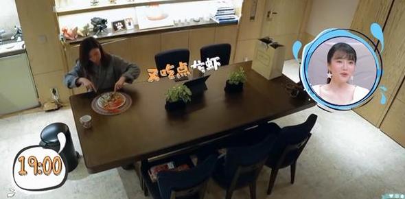 |参观港星佘诗曼的家,香港的房子都这么小吗,家具摆放都要很紧凑