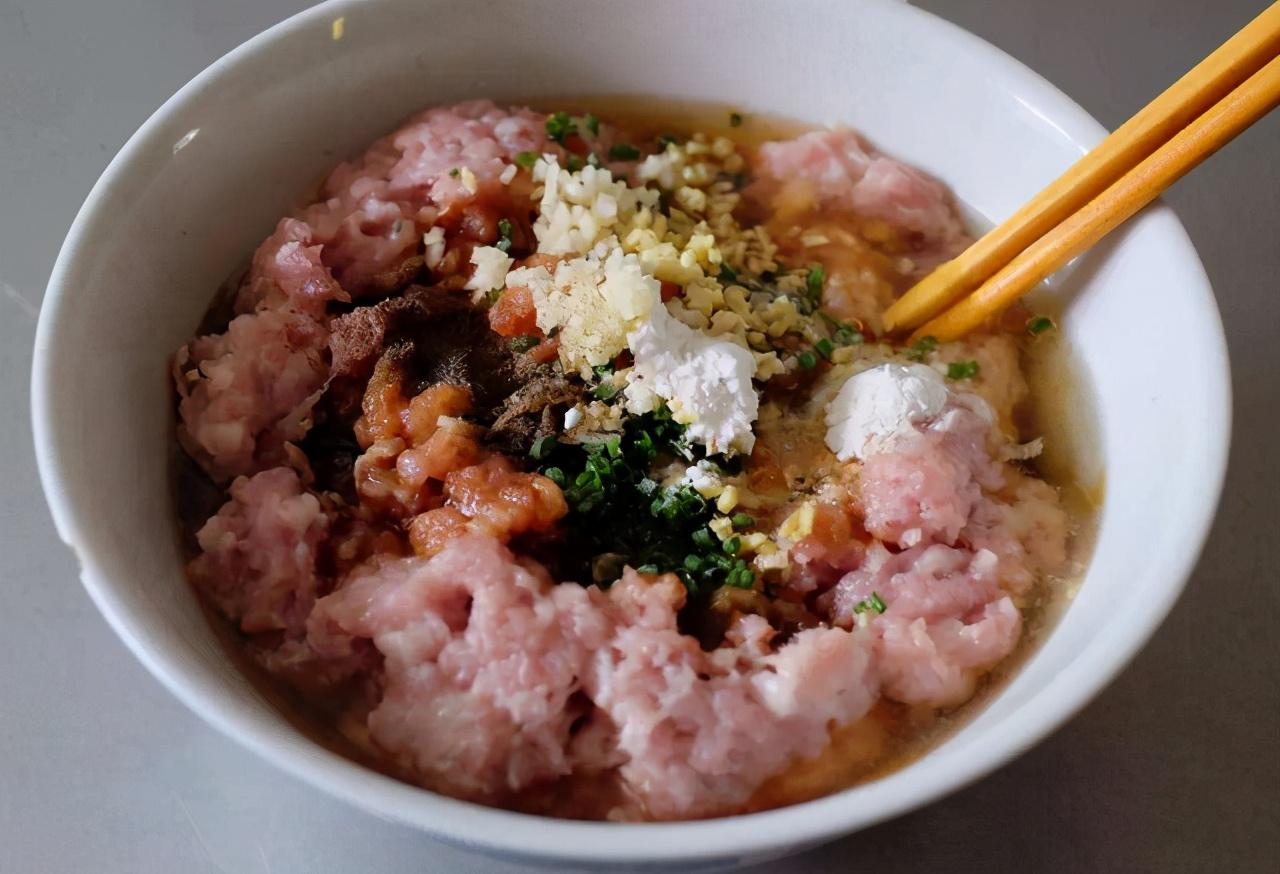 |饭店是怎样给肉馅去腥的？大厨：放料酒是大忌，这么做才正确！