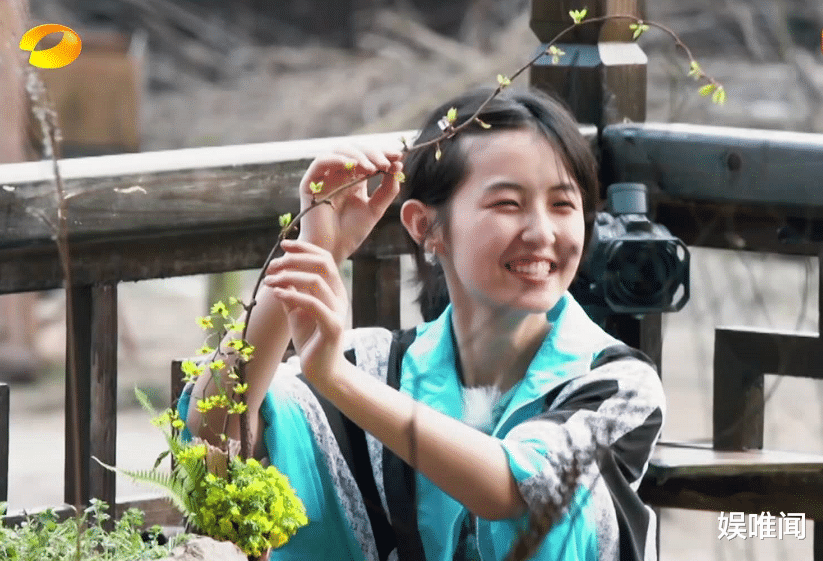 「张子枫」连续两年常驻，张子枫真融入《向往的生活》了？她的坐姿就是答案