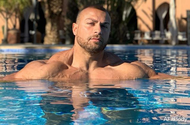 『李小龙』女儿长大了，爸爸的肌肉却没变，依然是坚实后盾