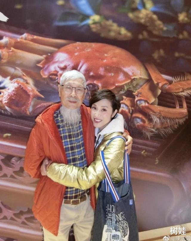 陈法蓉|陈法蓉尽孝心陪85岁父亲看病诊全程守候,不婚不嫁与父亲相依为命