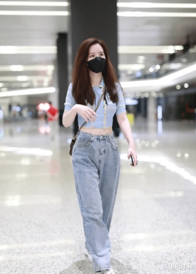 高马尾@“老板娘”张萌太会穿了，大胆挑战儿童上衣，这腰也太细了
