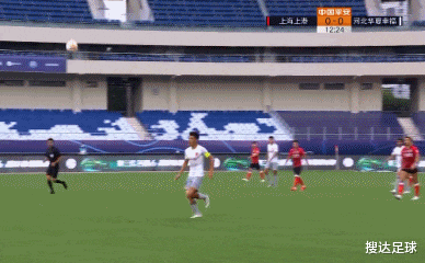 上海上港|中超裁判又1争议判罚！“锁喉”防守不给牌，上港2亿巨星死亡凝视