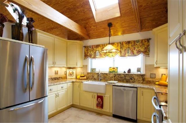 |卧室装窗帘没错，但是太浪费！选这些地方安装，空间更大还美观