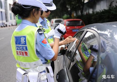 奔驰C级▲国六车大减价，为何还是卖不动，原来是这些原因导致不敢买。