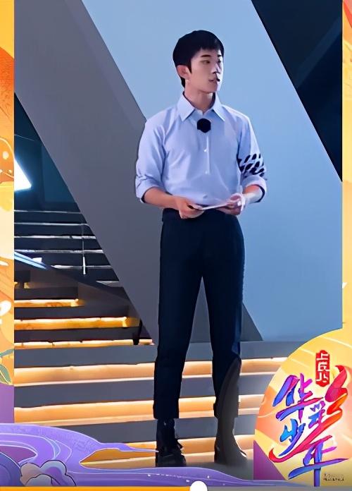 央视|央视选秀要笔试，网友一片叫好，易烊千玺当队长却因写错字被质疑