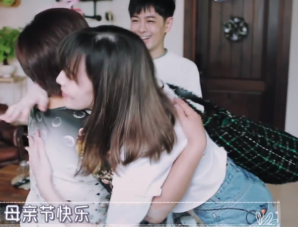 『陈若仪』陈若仪上节目连换两个名牌包,伊能静穿着却很随意!骨子里的自信