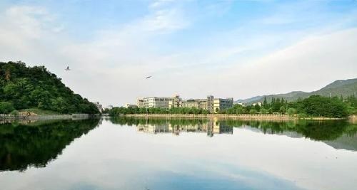 招生|这2所大学高考录取分数不高，就业率不低，适合一本压线考生参考