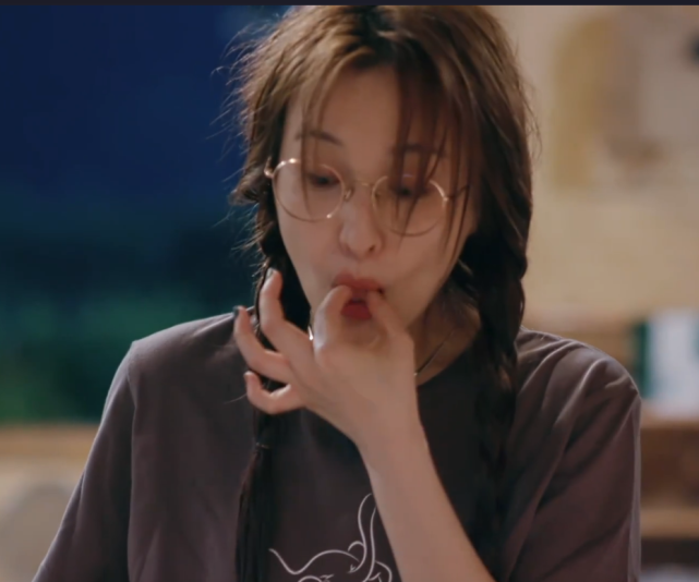 杜海涛|吴昕切菜，杜海涛走到身边说话，当两人对视微笑，真以为拍偶像剧