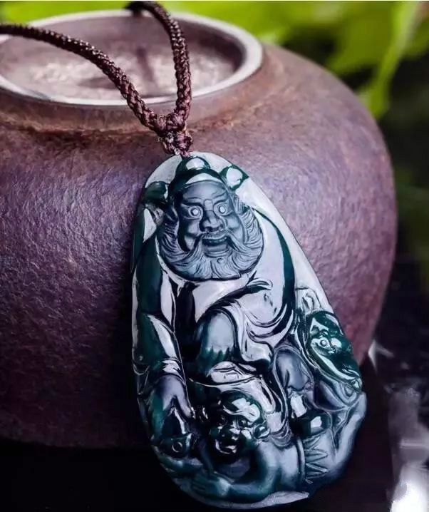 「翡翠」花三万六从老缅手上买下的蒙头料原石,意外切出7只罕见墨翠手镯