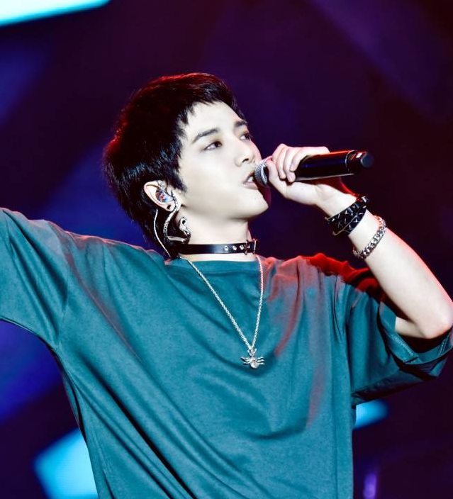 【华晨宇】华晨宇晒近照,看清桌子上的食物,大哥你的嗓子啊!