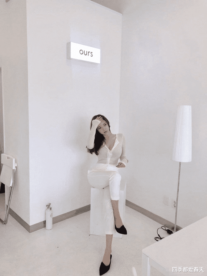 「穿衣搭配」穿着纯白色的套装，更加能彰显简约圣洁，于是表姐就穿成“这样”？