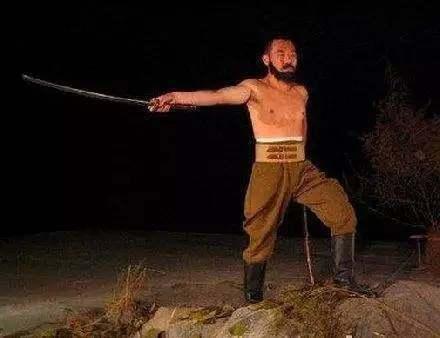 『日军』中国哨兵侦查日军阵地时, 被一反光物刺眼, 结果一枪下去日军举国哀痛!