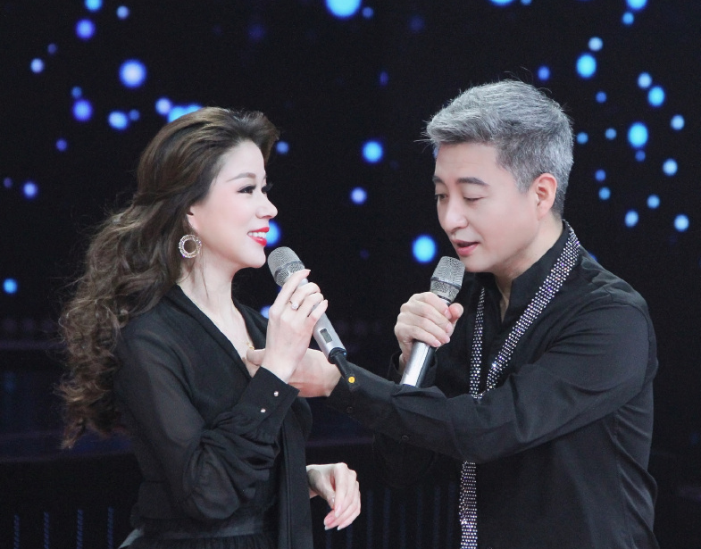 周炜|著名相声演员白发苍苍,妻子满脸胶原蛋白,实为夫妻却像“父女”