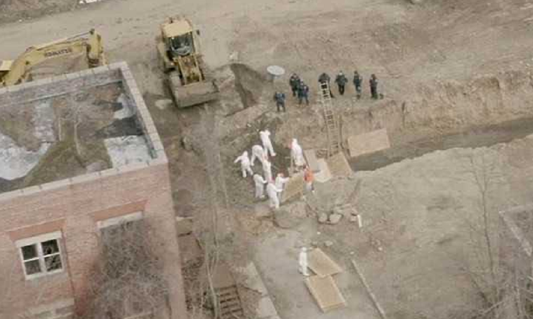 『美国』美国确诊人数超93万，无人机拍下美国的“乱葬岗”，现场犹如世界末日