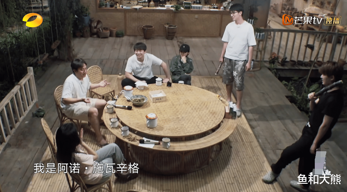 「黄磊」节目四十度高温,黄磊何炅不想干活,彭昱畅冒险摘椰子背负了太多