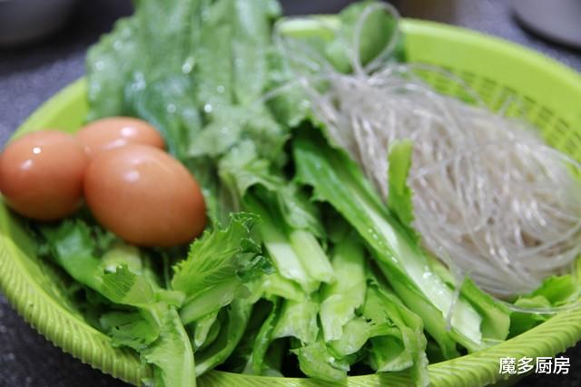 「水煎包」生包子用水煮，表面软嫩底部焦脆，做法简单，详细食谱分享