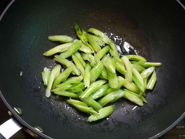 【芹菜】芹菜和“它”天生一对，一周吃2次，排出黑宿便，燃脂瘦出小蛮腰
