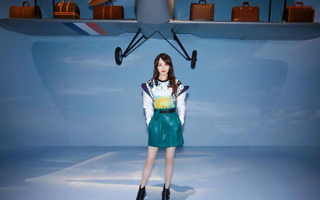 护肤品@唐嫣的发型“炸了”，一头棕色的微卷长发，这腰也太细了吧