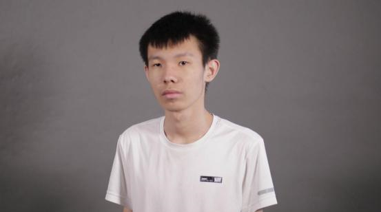 张嘉文|张嘉文排到UZI求好友位,整把不敢脏一个兵,UZI:下次还这样就给