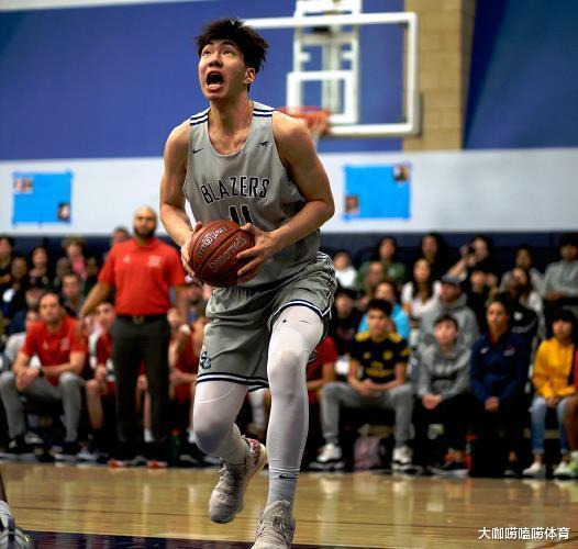 『周琦』不再期盼周琦！留洋小将首秀惊艳，17岁身高2米22