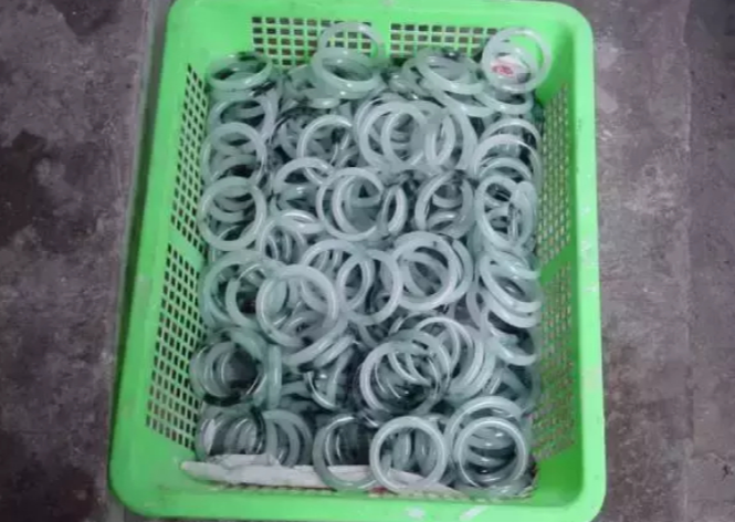 翡翠|玻璃手镯当翡翠卖，紫玻璃直接说是紫罗兰，标价3800万！