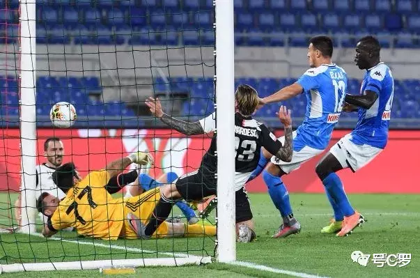 布冯■赛后C罗和布冯的眼神，尤文管理层看心痛了吗?