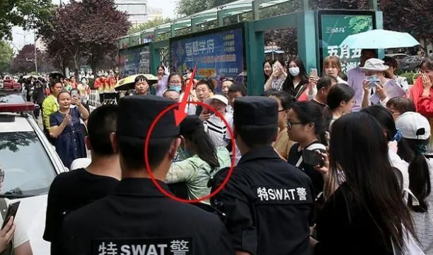 张子枫|张子枫真人长啥样？高考场外被围拍，这身高过分真实了