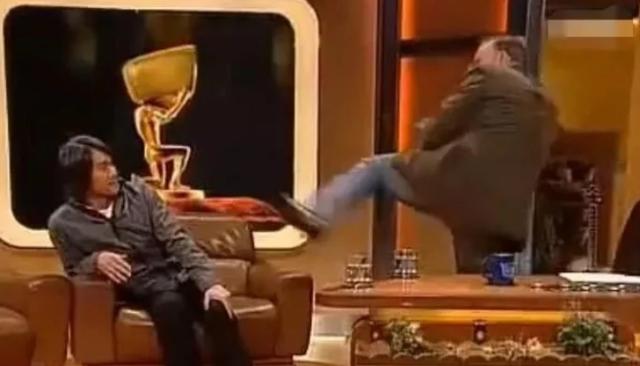 周星驰|周星驰当年国外受欺负，二话不说直接撂倒，甄子丹都不敢这么横