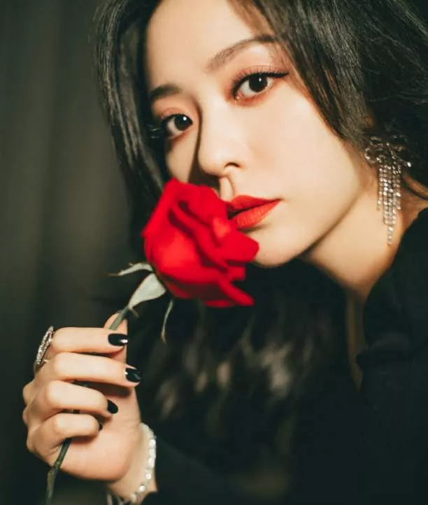 张靓颖|张靓颖《说唱》公演忘词大哭,歌词自揭十几年伤疤,被吐槽炒作